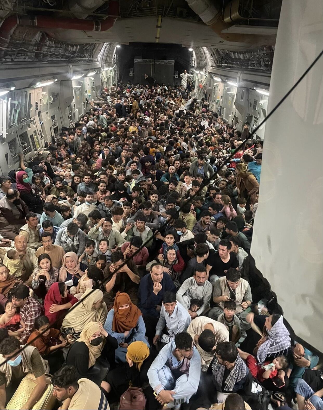 На борту літака помістилося 640 осіб.