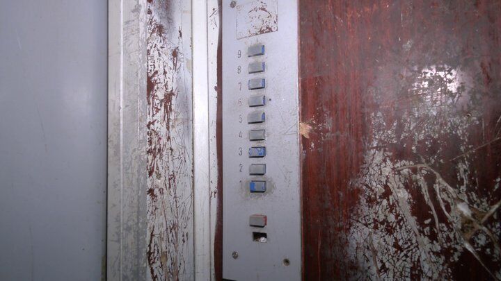 Жителі скаржилися, що ліфт часто ламається.