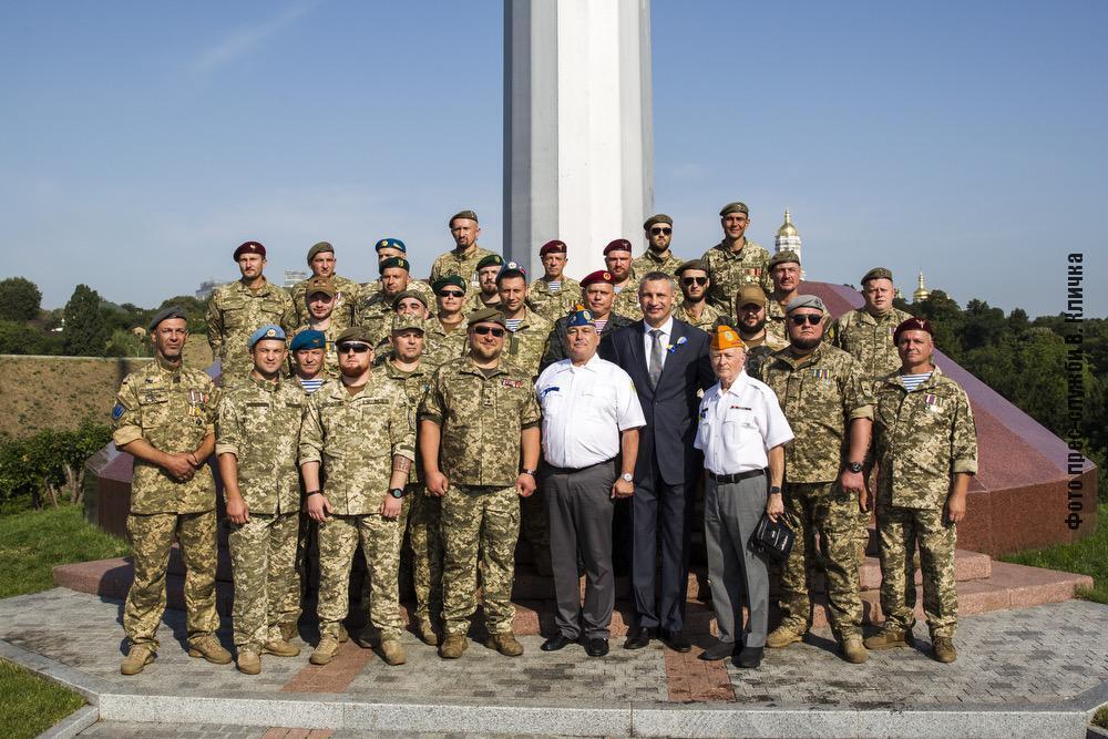 Кличко взяв участь в урочистому піднятті найбільшого державного прапора України