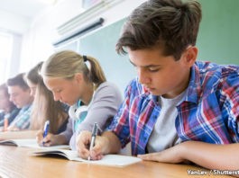 В Україні діти до 1 вересня мають пройти медогляд: яких лікарів потрібно відвідати школярам