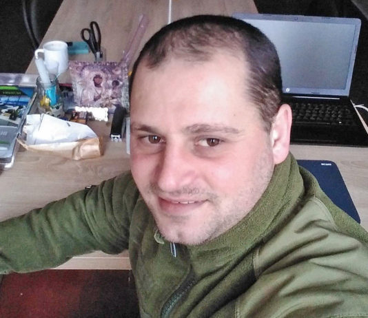 На Львівщині навколішки зустрічали траурний кортеж із загиблим героєм Романом Задорожнім (фото)