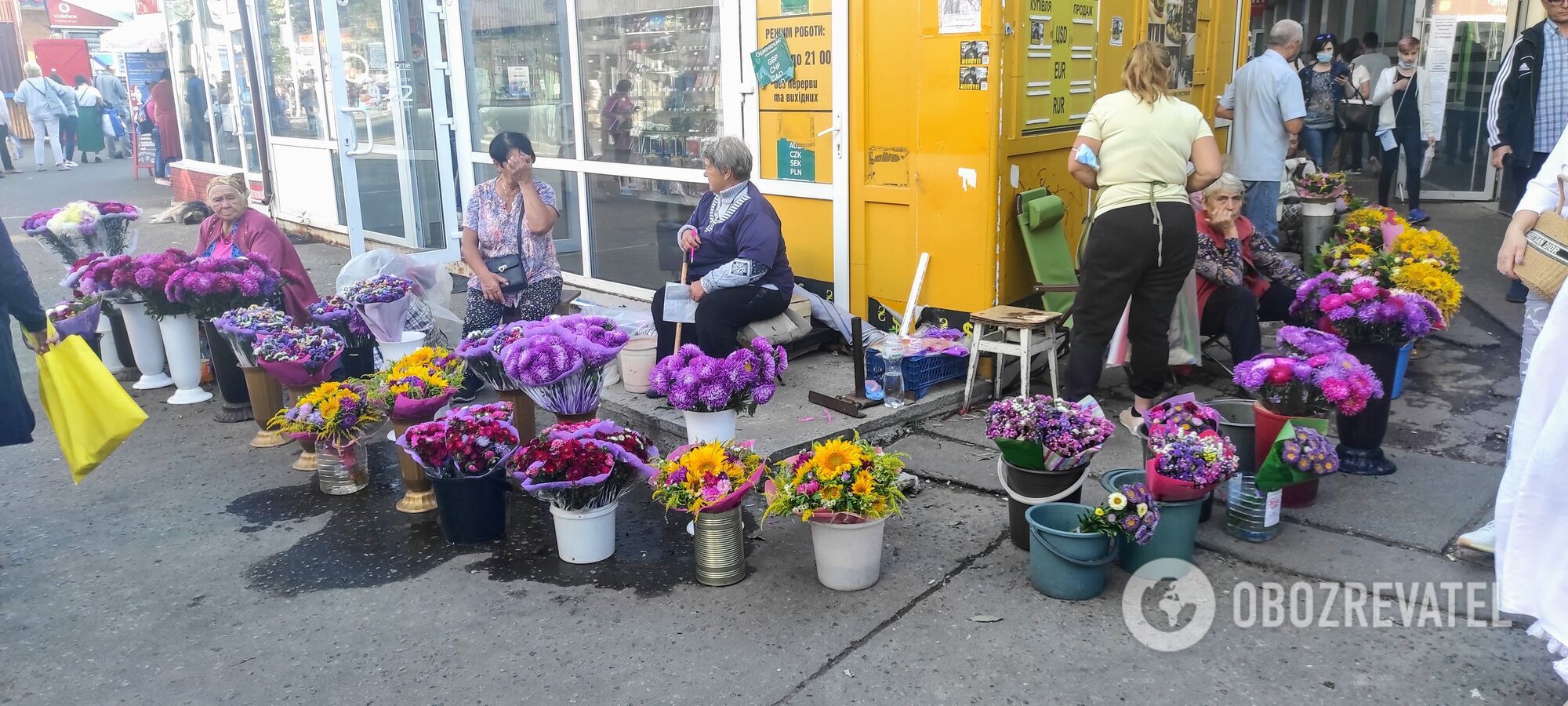 Найдешевше купувати квіти у бабусь на зупинках.