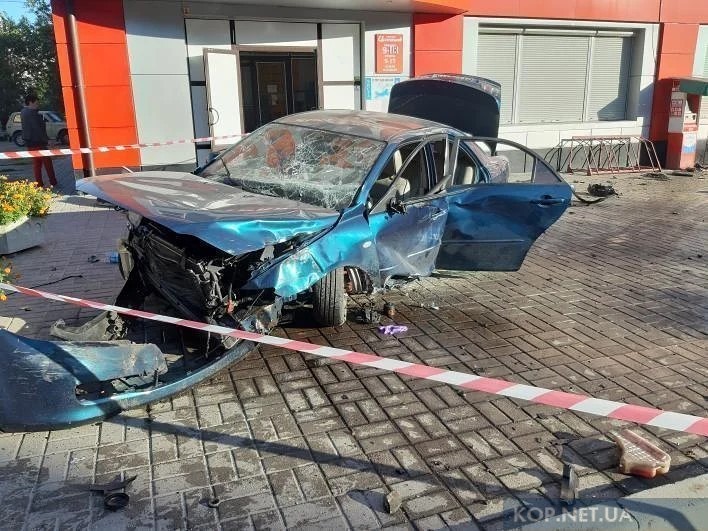 У Світловодську авто на швидкості врізалося у стіну, загинула дівчина -  Кременчук оперативний