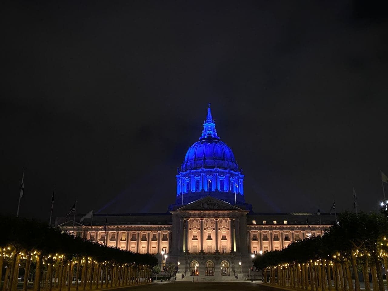 Мерію Сан-Франциско підсвітили синьо-жовтими кольорами