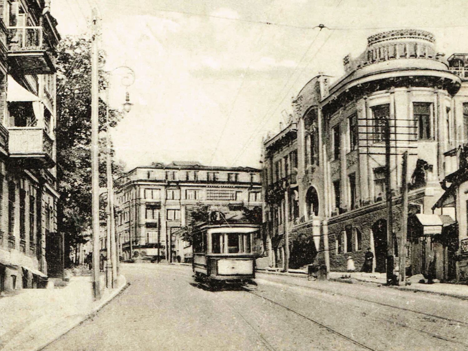 Трамвай на нинішній вулиці Олеся Гончара.