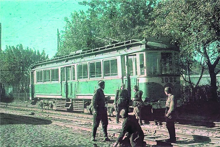 Німці біля одного з київських трамваїв.