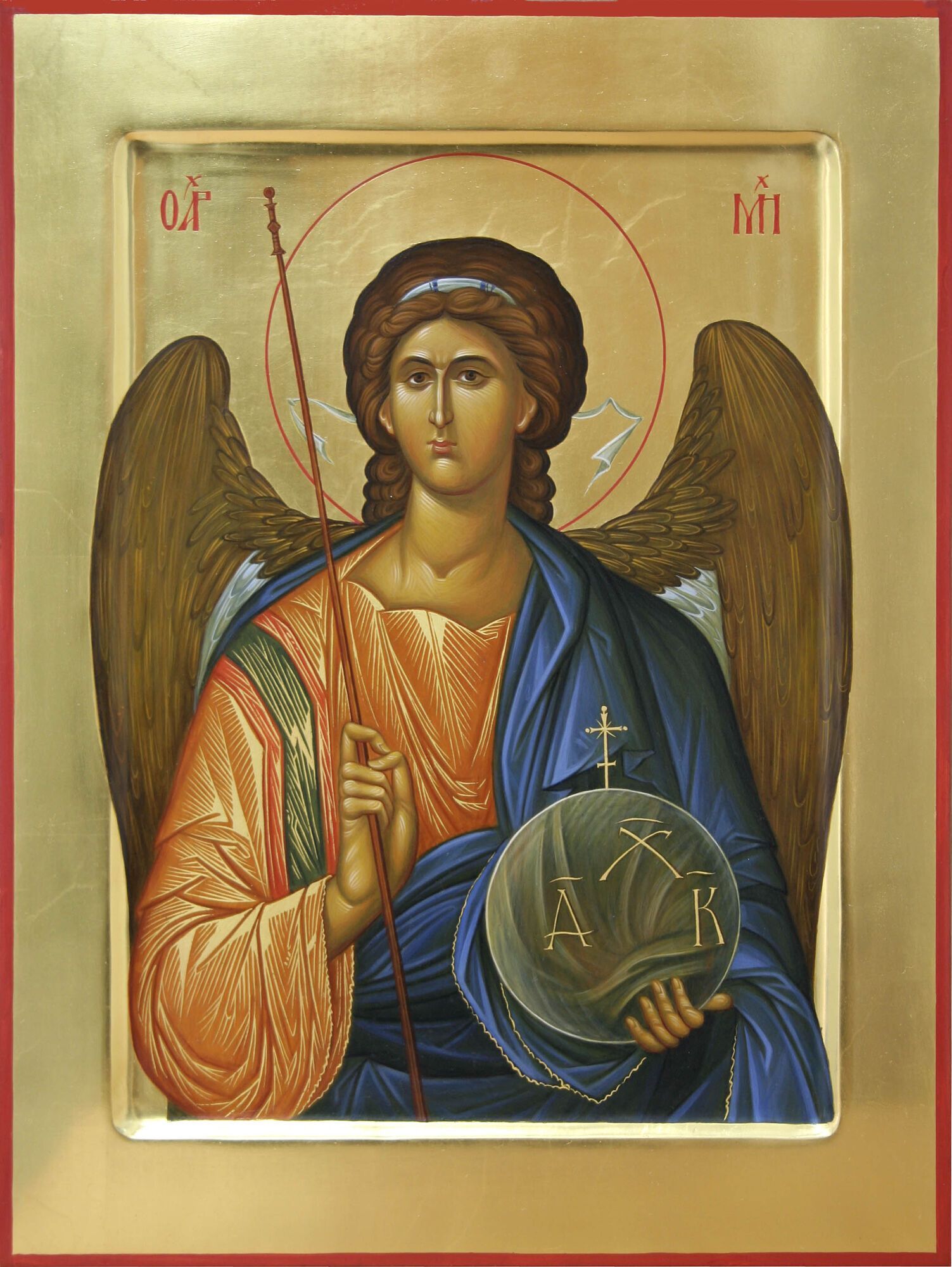 На іконах архангел Михаїл постає з мечем у руках