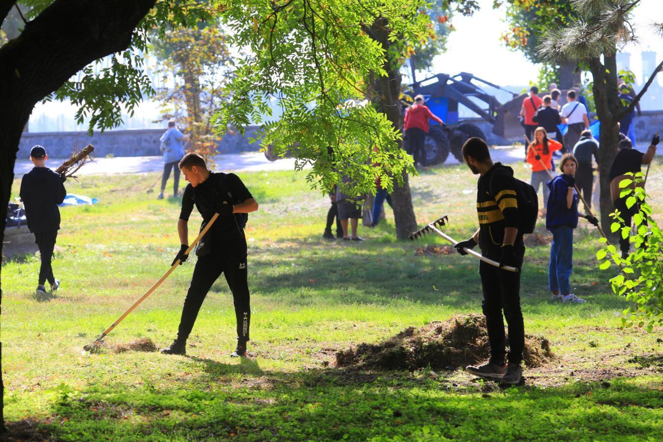 У Кременчуці школярі і студенти під час занять прибирали парк.