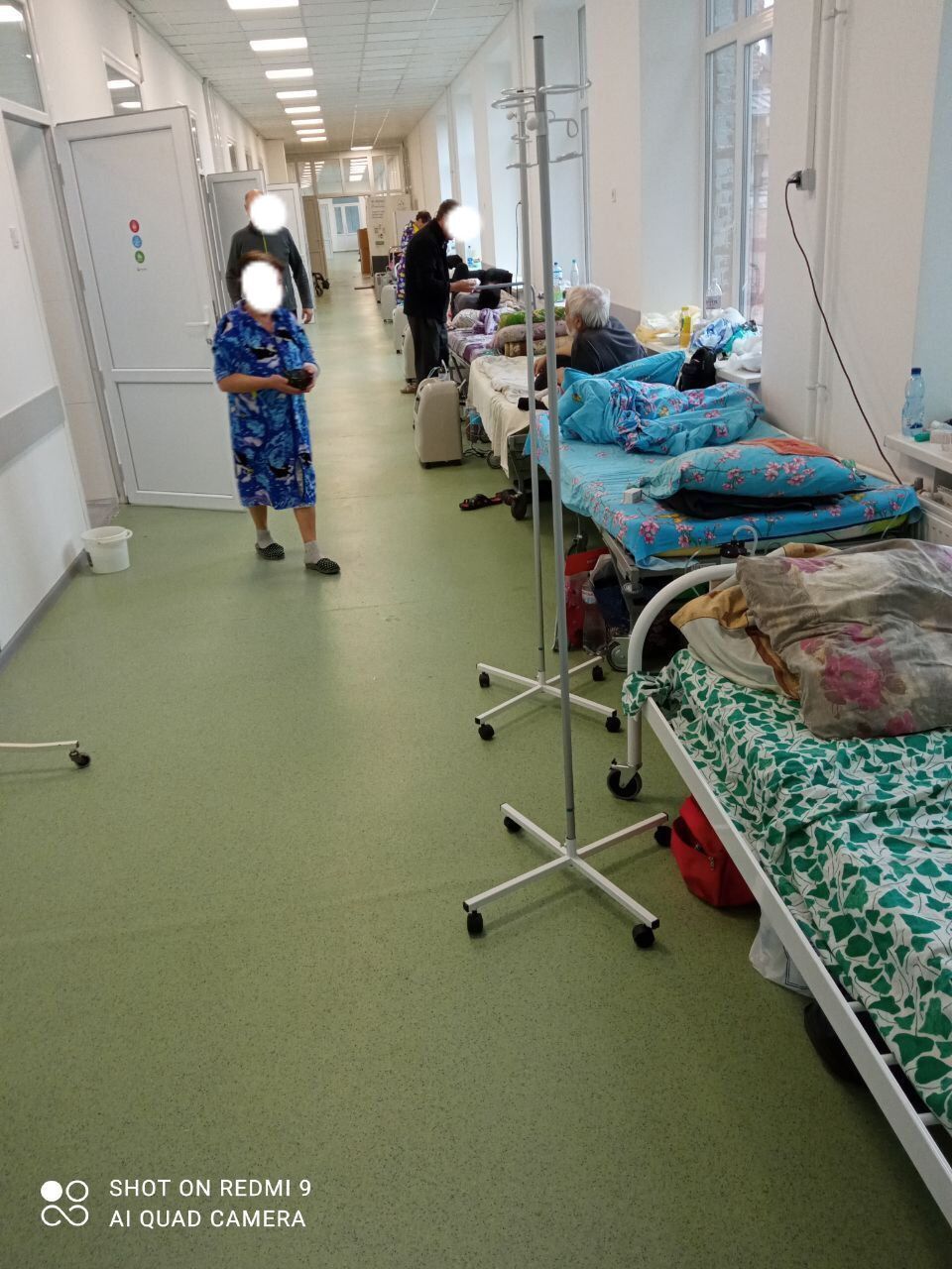 Пацієнти змушені лежати в коридорах