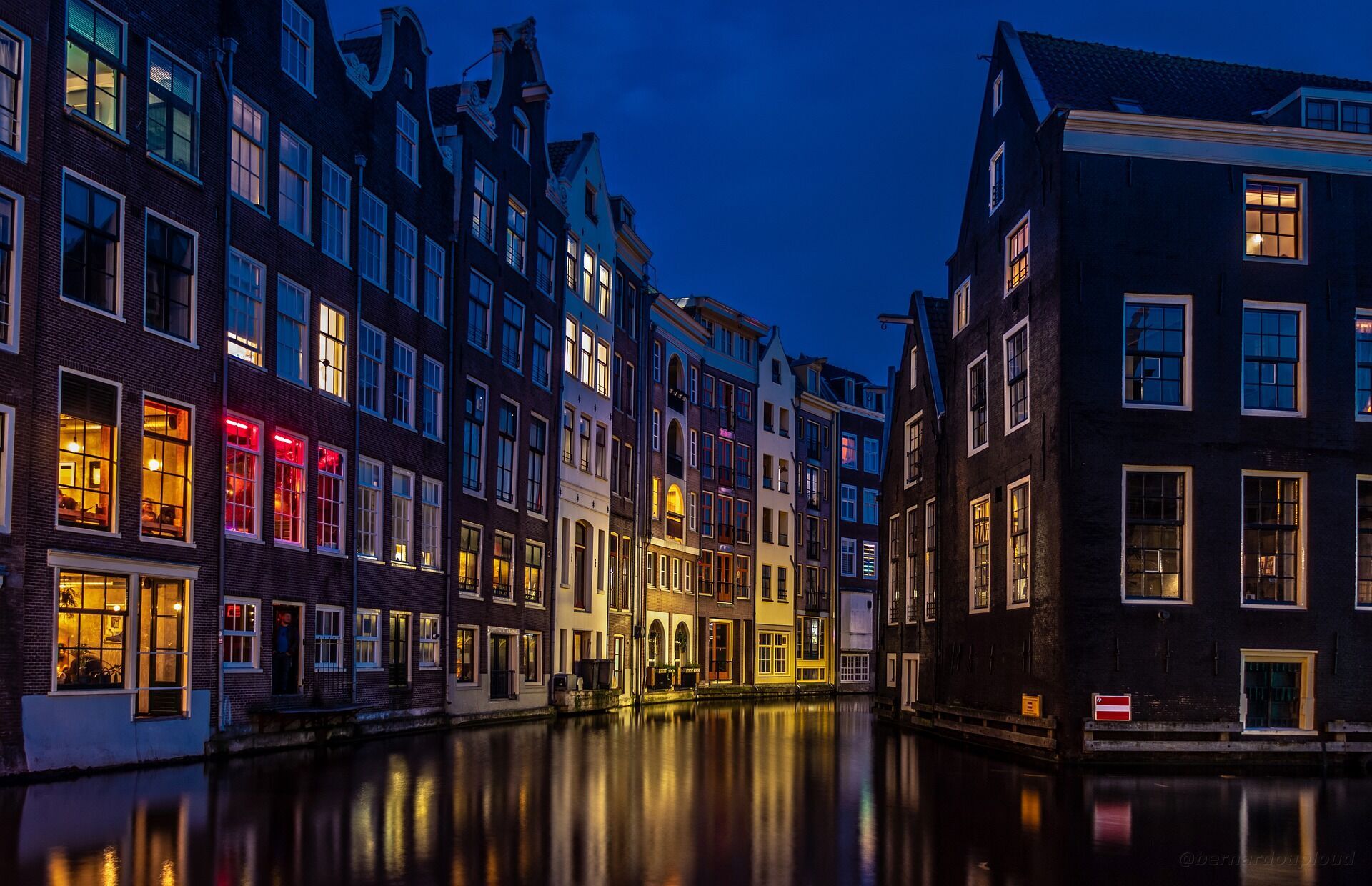В Амстердамі на свята запускають сотні феєрверків.