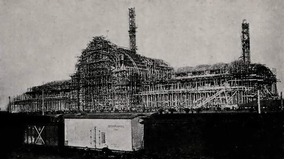 Будівництво будівлі вокзалу у 1930-х роках.