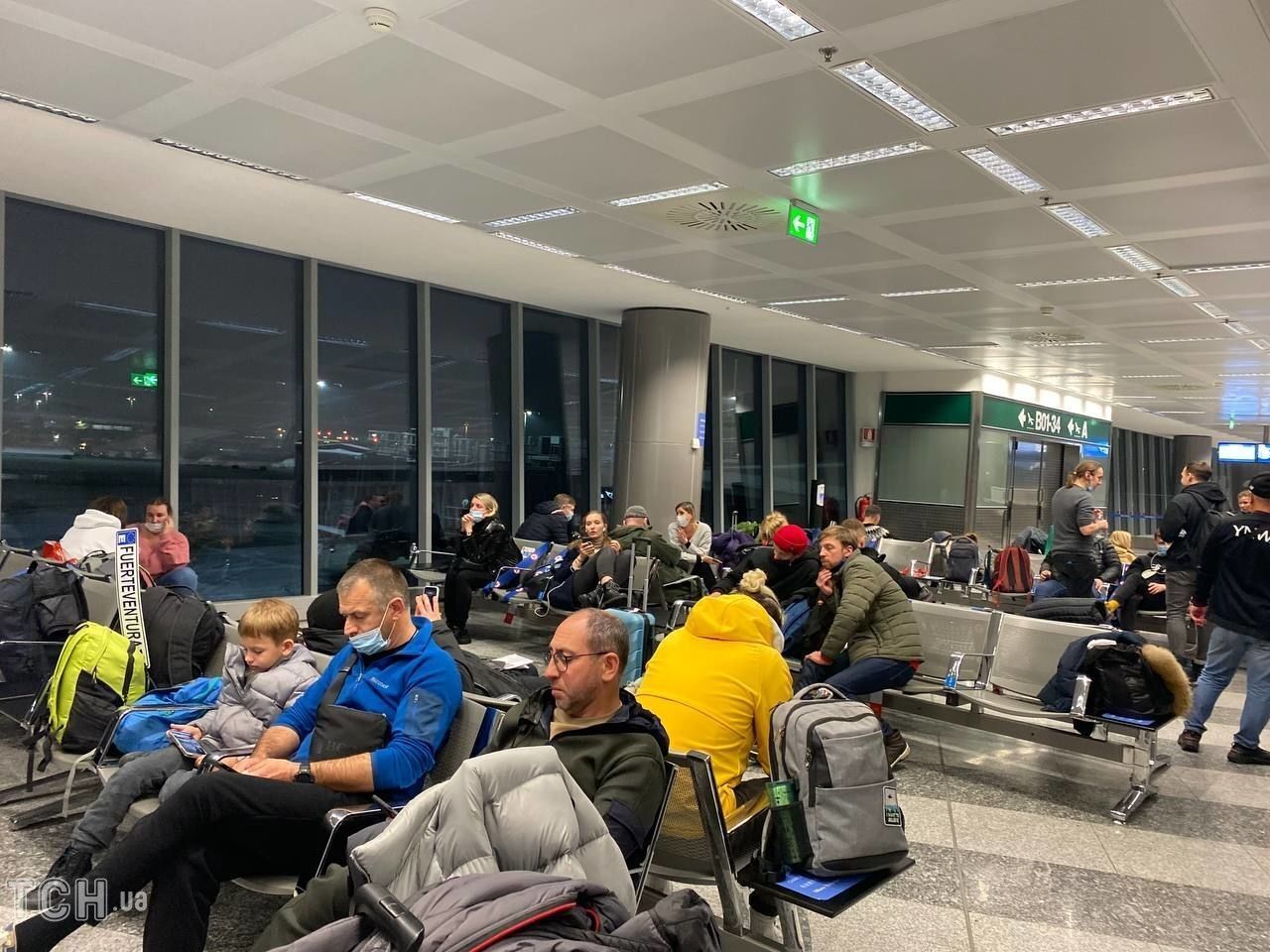 Понад сто українців застрягли в аеропорту в Італії