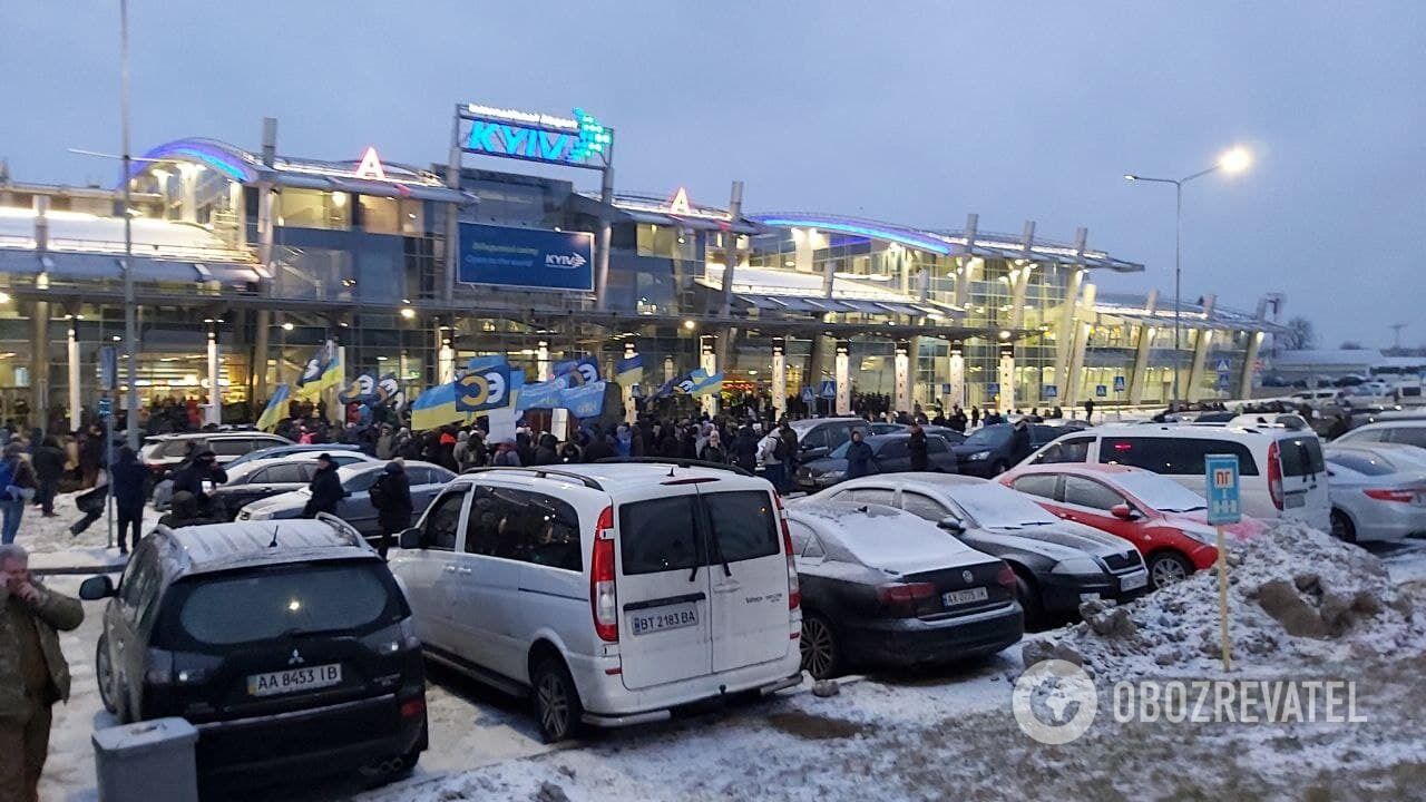 Біля аеропорту "Київ" зібралися прихильники Порошенка