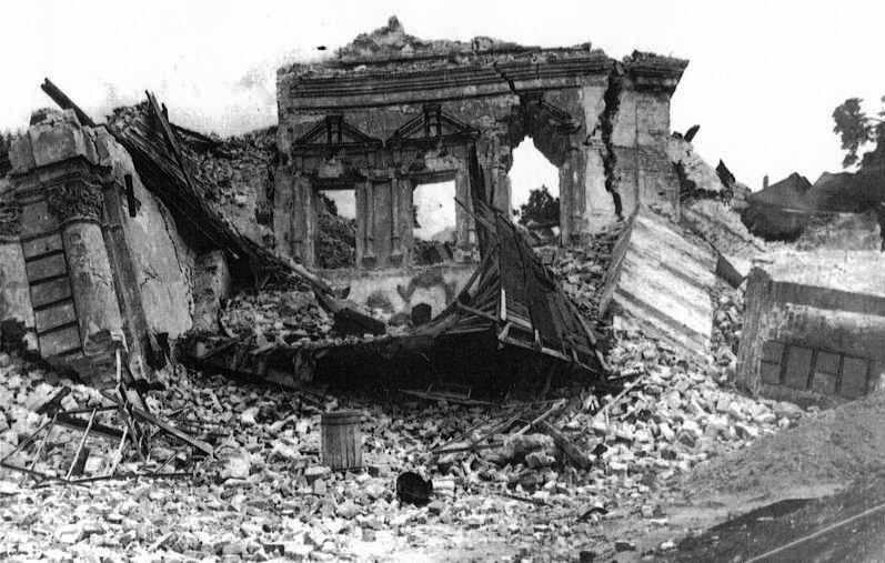 Руїни собору Михайлівського монастиря після підриву 14 серпня 1937 року.