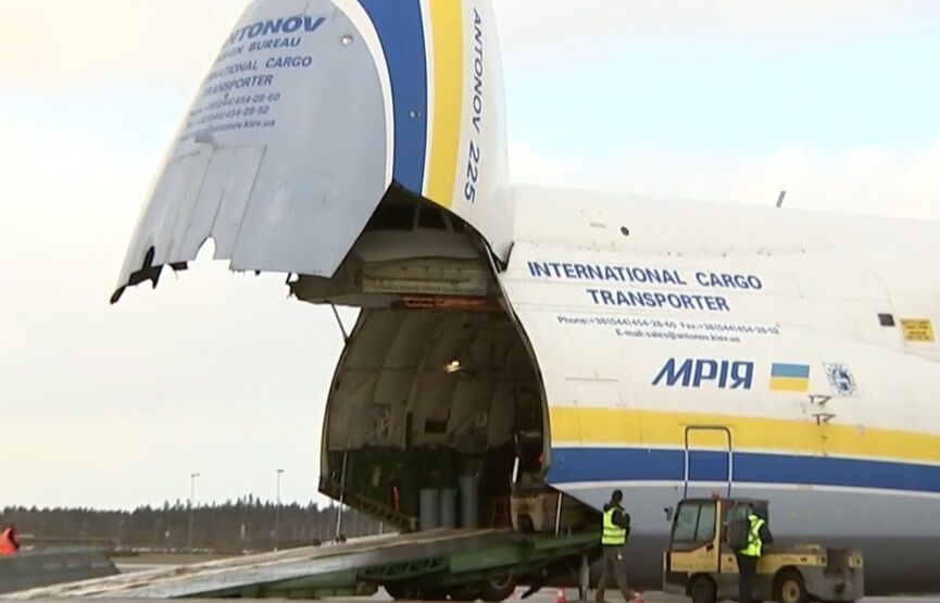 АН-225 привіз вантаж із Китаю.
