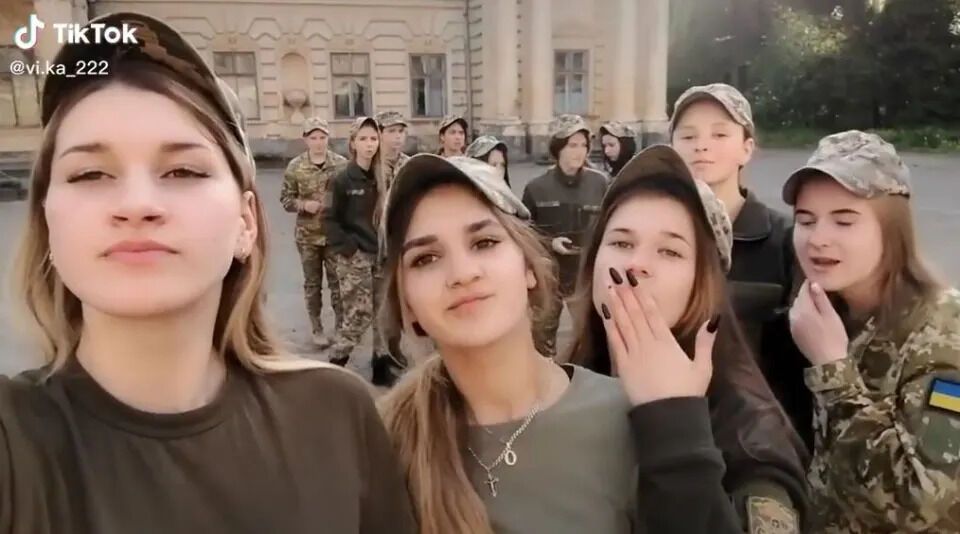 Українки-військовослужбовиці.