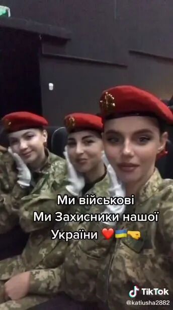 Українки-військовослужбовиці часто позують у відеороликах.