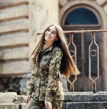 Британські журналісти назвали українських жінок-військовослужбовців "м'якою силою ЗСУ".