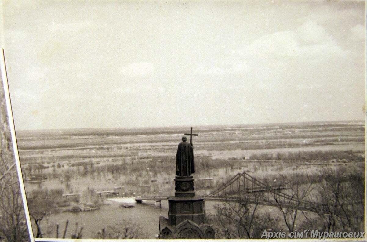 Пам'ятник Володимиру Великому та лівий берег столиці.