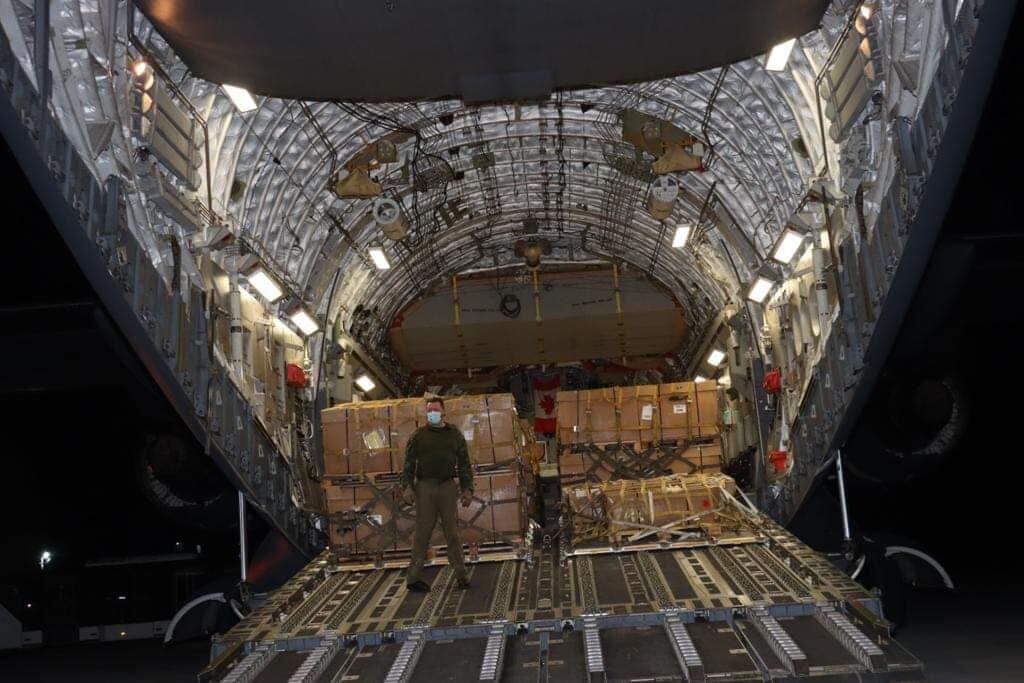 Канадський літак С-17 доставив військову допомогу для нашої армії