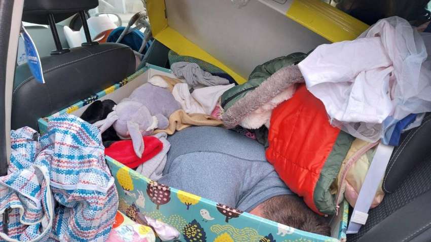 Чоловік сховався в пакунку малюка, щоб втекти до Молдови | Коментарі Україна