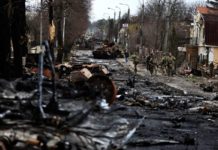 CNN показав відео з Бучі, на якому окупанти ходять поруч із убитими цивільними