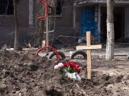 У Маріуполі росіяни не дозволяють ховати загиблих: на дверях квартир пишуть дати виявлення тіл (фото)