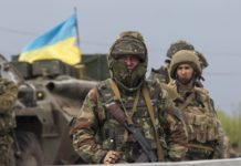 На Миколаївщині військові на старих радянських панцирниках успішно знищують колони “другої армії світу”