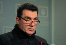 Не ховайтесь за спідницею, – Данілов гостро звернувся до чоловіків, які хочуть тікати