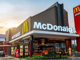 МакДональдс відкрився: величезні черги, збої в Glovo, а кур’єри вже закінчились