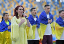 Пташка” з “Азовсталі” виконала гімн України перед матчем “Шахтар” – “Динамо” (відео)