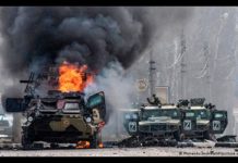 ЗСУ показали, як вдарили по ангару з технікою і як окупанти відчайдушно намагалися загасити пожежу