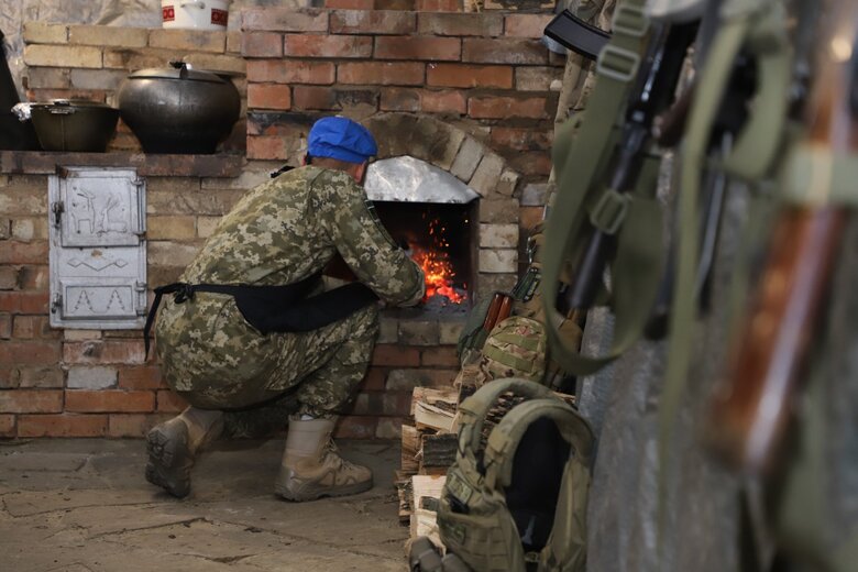 Захисники України побудували в бліндажі піч 02