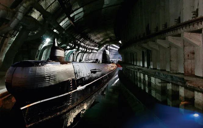 Росіяни відновлюють базу підводних човнів в окупованій Балаклаві, щоб ховати там субмарини з Калібрами 02