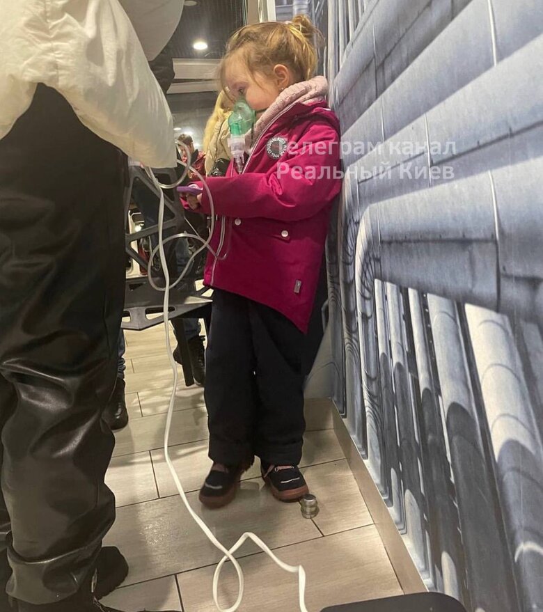 У Києві сім’я приїхала на заправку, щоб підключити до мережі інгалятор, необхідний для маленької дівчинки 01