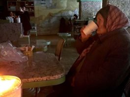 Скандал у “Хлібному” на Хрещатику: бабусю, яка просила поїсти, виганяли на вулицю (фото)