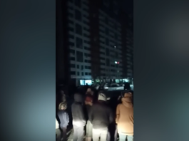 У Києві люди перекрили рух трамваїв: у їхньому будинку немає світла, опалення та газу