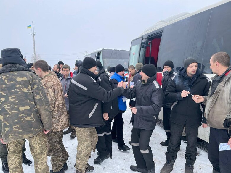 Великий обмін полоненими: Україна повернула 116 людей, серед яких - 87 воїнів ЗСУ, оборонці Маріуполя, херсонські партизани 01