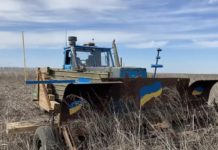 Переобладнав трактор деталями з російських танків: як фермер на Харківщині розміновує поля