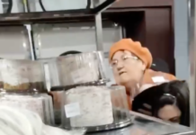 Росіяни влаштували у магазині тисняву та ледь не почубились через паски (відео)