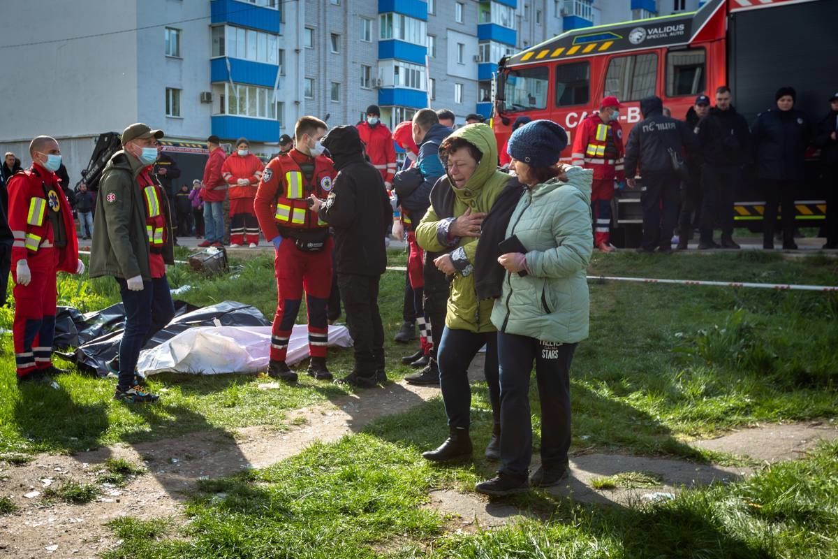 Рятувальники досі шукають під завалами будинку в Умані людей. / © Facebook/Володимир Зеленський