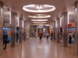 У Києві пасажирка метро потрапила під потяг і загинула