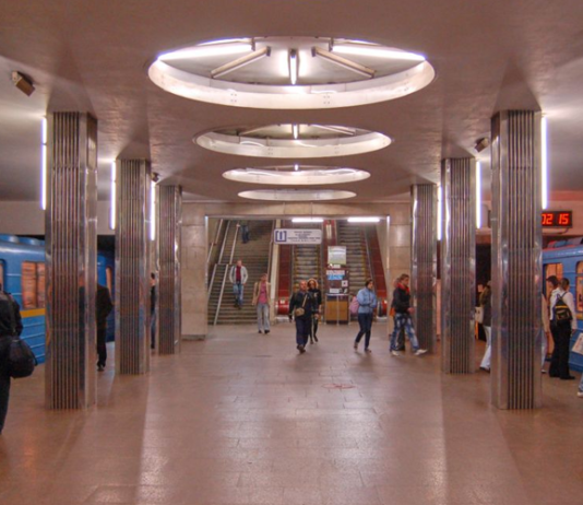 У Києві пасажирка метро потрапила під потяг і загинула