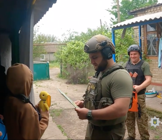 “А кошеня можна взяти з собою?”: з-під Вугледара евакуювали останню дитину – зворушливе відео