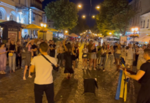Мовний скандал в Одесі: дві жінки накинулися на вуличних музикантів, які співали патріотичні пісні