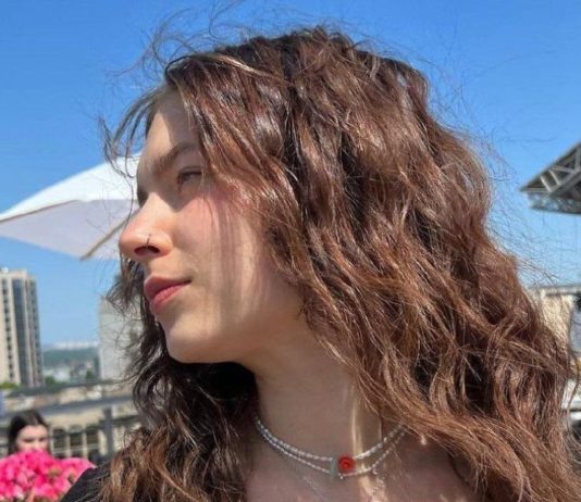 20-річна донька Олени Кравець захопила сонячними світлинами з Києва