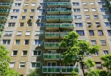 У Києві багатоповерхівку затопило з 10 по 1 поверхи – вода ллється з балконів (відео)