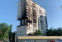 Вибух у багатоповерхівці Києва: місцеві кажуть про запах газу, що відбувається на місці (відео)