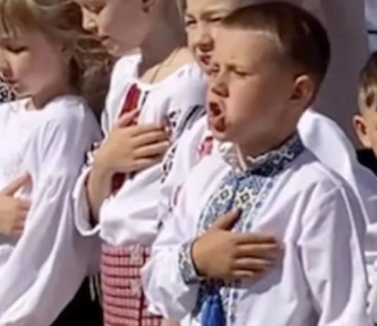 Семирічний хлопчик з Білої Церкви показав, як правильно співати гімн: зворушливе відео