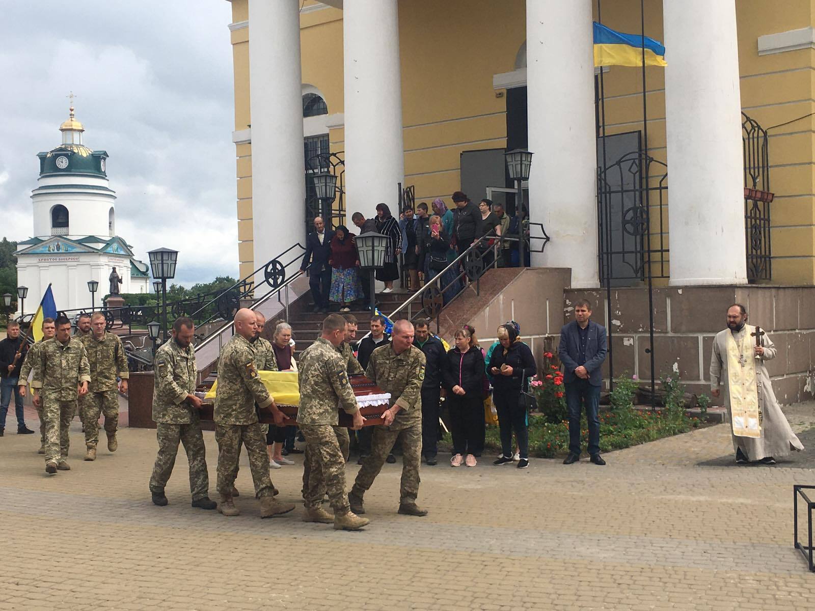 На Чернігівщині на колінах попрощались із воїном ЗСУ, який загинув в боях за Україну. Фото 